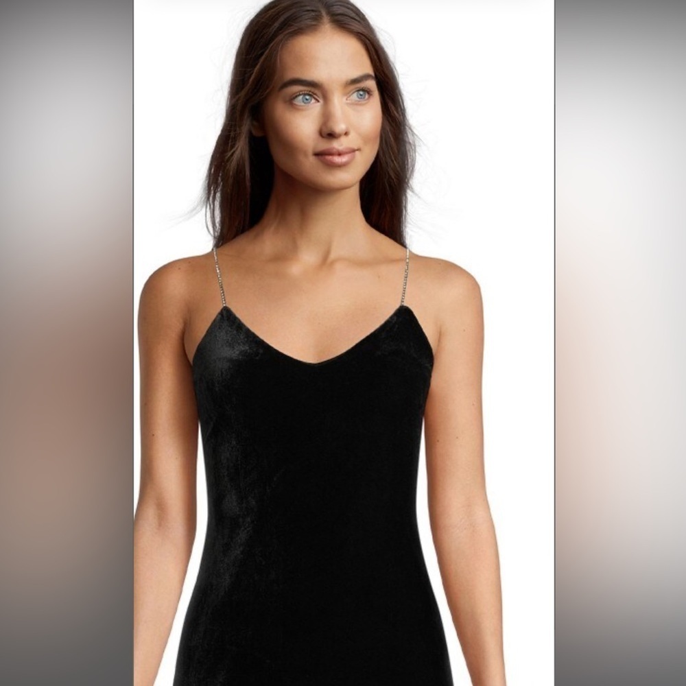 Design Lab

Embellished-Strap Velvet Midi Bodycon Dress